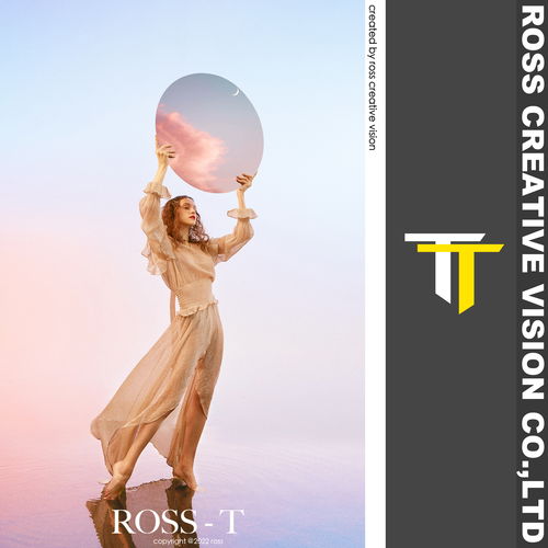 馬蘭戈尼 時裝創(chuàng)作 羅思文化以 it starts with a dream 為概念大氣而簡約的手法 低調(diào)而精致 文藝而空靈的氣息羅思文化視覺工廠帶你開啟新征途拍攝畫報主要采取鏡像的拍攝方法和構(gòu)圖畫面非常地簡潔,倒影與實像不規(guī)則形狀區(qū)分而背景是廣袤 純凈的